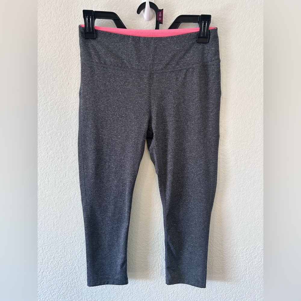 Marika Sport Gray Capri Leggings – Pink Trim Waistband‎ S (4-6)